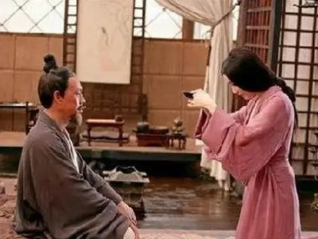 曹操的宽恕：歌舞女子与侍卫的秘密情缘