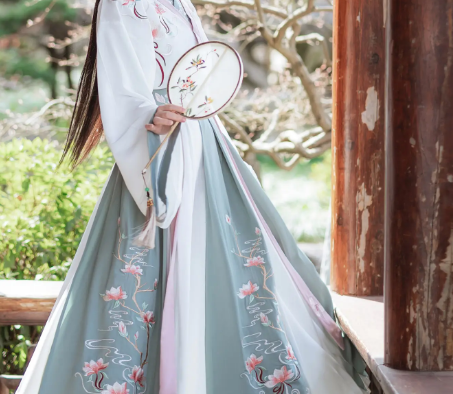 汉服之美：交领右衽与左衽的奥秘