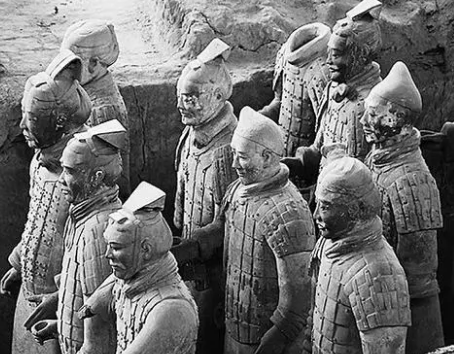 秦朝百姓为何被称为“黔首”？他们身上的负担有多重？