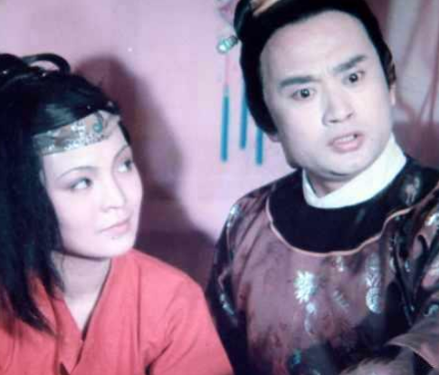 揭秘红楼梦中的人物关系：夏金桂与薛蟠的微妙联系