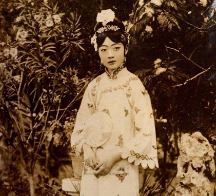 清朝后宫嫔妃的品级划分：依据与根据