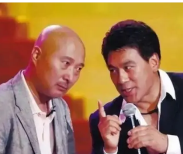 2008年春晚的不寻常之谜：细节中的惊悚