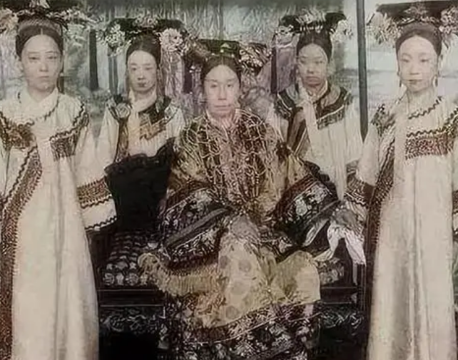 晚清时期慈禧照相背后的隐秘原因，她们之间是什么关系？