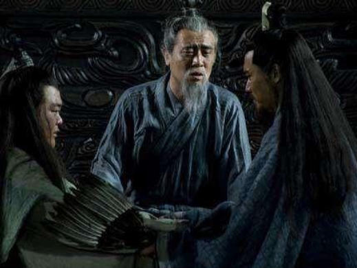 刘备临终选择：为何将兵权托付给李严而非诸葛亮？