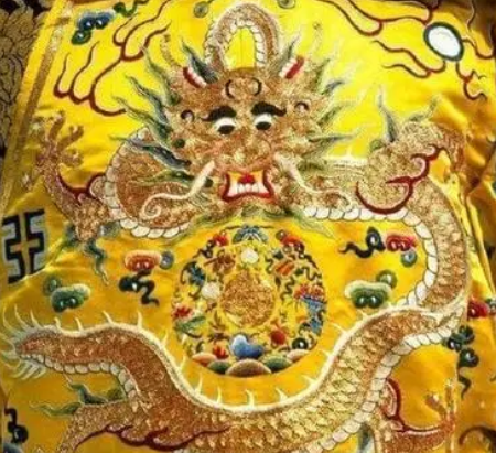 黄色龙袍：古代皇权的金色象征