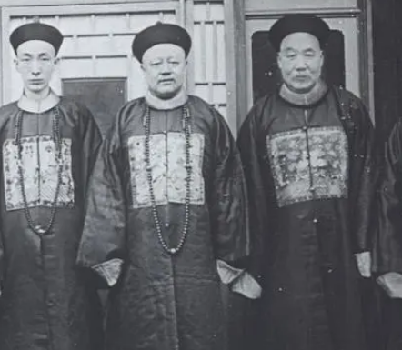 清朝官员叩拜礼仪：拍打衣服袖子的深意
