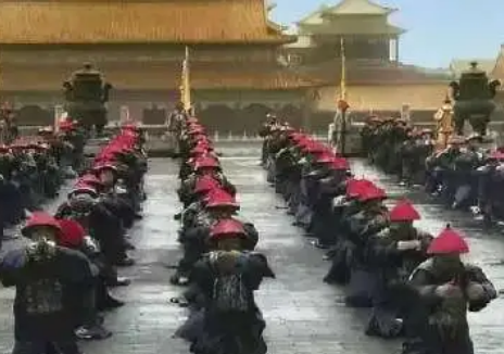 清朝百官上朝下跪：历史与礼仪的交融