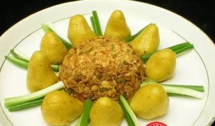 慈禧太后的饮食偏好：山珍海味与窝窝头的奇妙结合