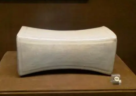 探秘古代枕头：硬质材料的背后原因与睡眠体验