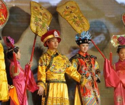 古代皇帝背后的大扇子：权力与地位的象征