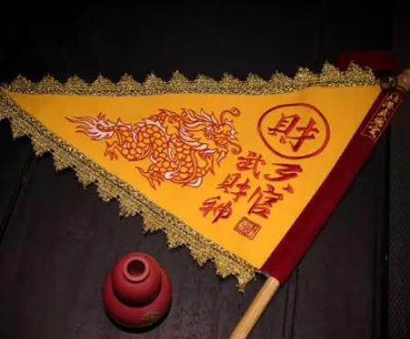 令旗印剑：历史象征的解读