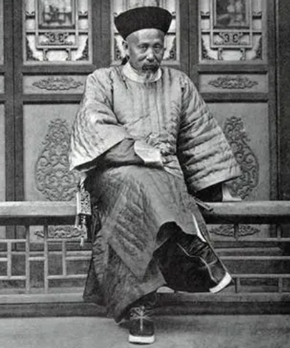 清朝礼仪揭秘：扎与跪下抖袖子的含义