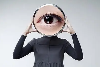 揭秘眼皮跳动的真相：左眼跳财，右眼跳灾可信吗?