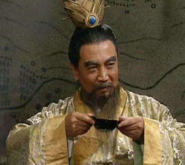 曹操将女儿许配给汉献帝是为什么？