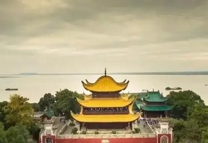 岳阳楼屋顶的黄色瓦片：一段历史的传承