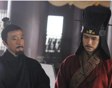 刘备将兵权交给李严而非诸葛亮，是为何?