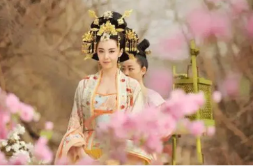 唐朝女性的避暑方式：古典与优雅的夏日风情