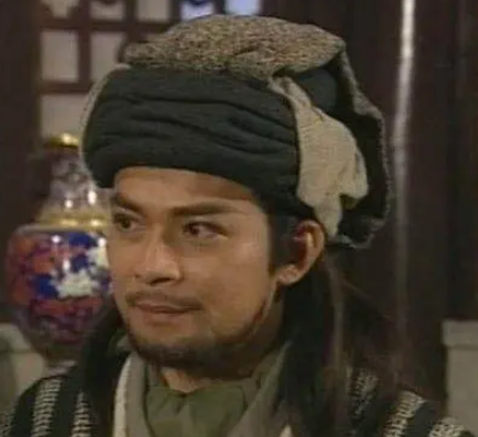 洪七公提到乔峰的武功是怎么说的？他们俩谁更加厉害？