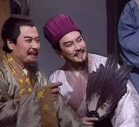 三顾茅庐背后的智慧选择：诸葛亮投奔刘备