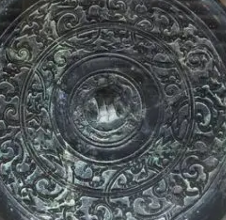 西汉铜镜的岁月光辉：一瞥千年的清晰倒影