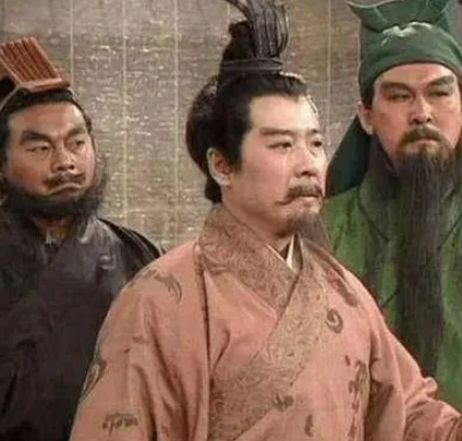 为什么刘备一定要为关羽报仇？双方关系如何？