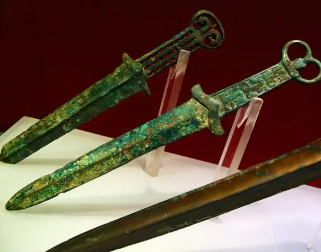 追溯古代冷兵器：人类历史上最早的铁制刀剑探秘