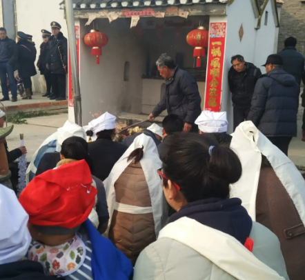 孝子送饭与不回头的传说：解读一段承载孝道的故事