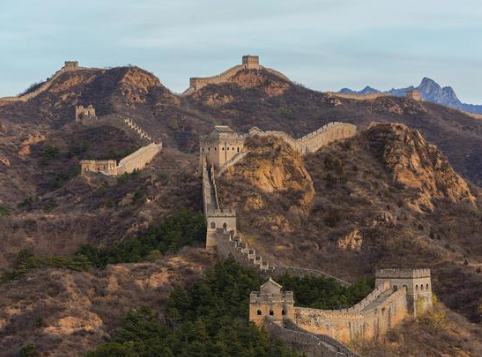 长城最初建造时，是为了阻拦谁？