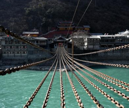 泸定桥的建造奇迹：如何完成跨越河流的巨大工程？