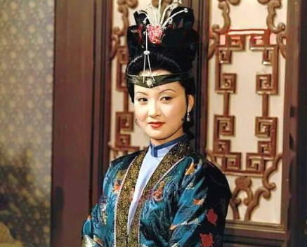 权力博弈下的家族纷争：王熙凤拒绝贾母赐妾的背后