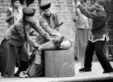 刑罚之异：西方绞刑与中国古代杖刑的对比