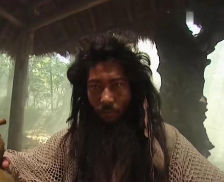 任我行夺回教主之位后的疑虑：向问天是否忠诚？