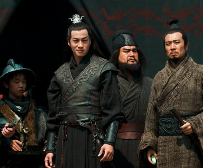 三国命运的转折点：曹操对吕布与刘备的最终裁决
