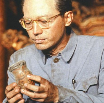 末代皇帝溥仪：命运多舛的君主，是否堪称昏君？