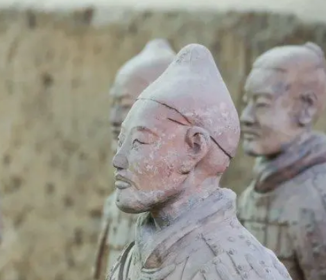 兵马俑之谜：无头盔的士兵