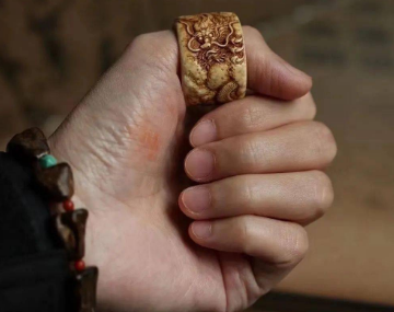 扳指在古代到底是干什么用的？为什么皇帝喜欢戴扳指？