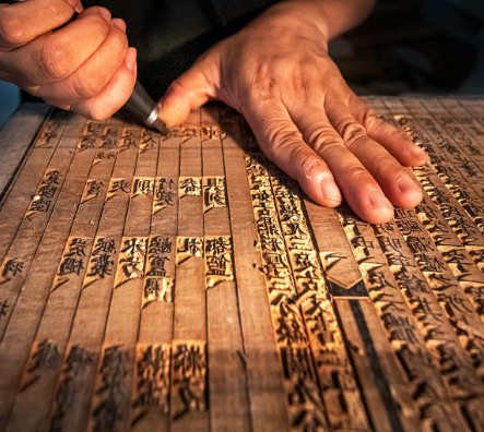 探秘中国古代初期的雕版印刷术，扮演者怎样的角色？