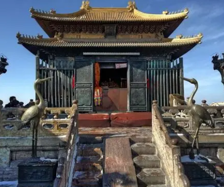 武当山金顶的传说探秘，地理位置在哪里？