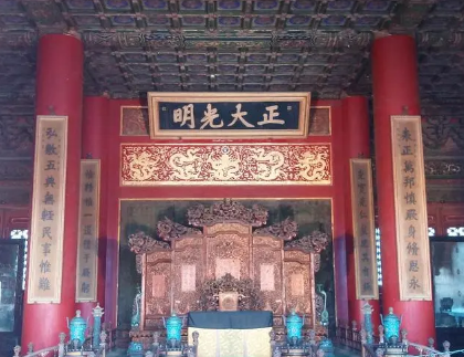 探秘“正大光明”：清朝皇帝的权力象征与治国理念