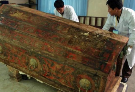 内蒙古挖出血棺：揭秘古代墓葬的神秘面纱