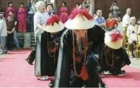 揭秘清朝官场礼仪：官员跪拜皇帝前的袖子之谜