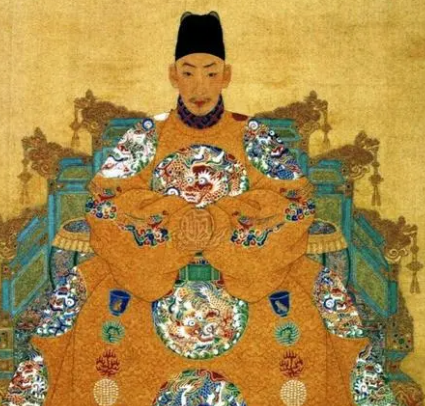 朝代更迭中的皇权形象：明朝皇帝的内敛与清朝皇帝的亲民