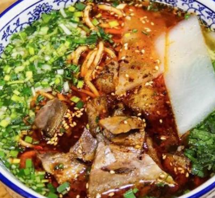 面香飘逸西北风：探究中国西北牛肉面的美味之谜