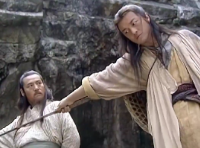 岳不群与令狐冲的剑法之谜