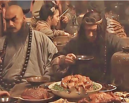 古代饮食偏好：牛肉与猪肉的消费及武侠世界的饮食选择