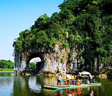 桂林市的标志性山峰——象鼻山