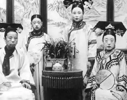清朝嫔妃服饰之谜：白布条的秘密