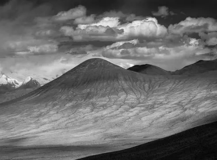 探寻中国神话中的阴间入口：五个神秘之地