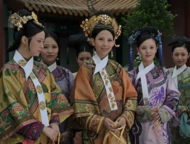 清朝后宫服饰之谜：妃嫔颈间的白条