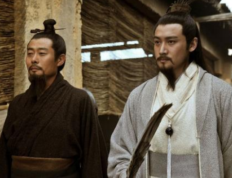 李严与诸葛亮：托孤大臣之间的角色差异